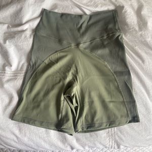 Aerie offline ribbed 7 inch bike short in green